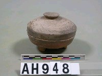 藏品(漢-六朝   三足陶盒)的圖片